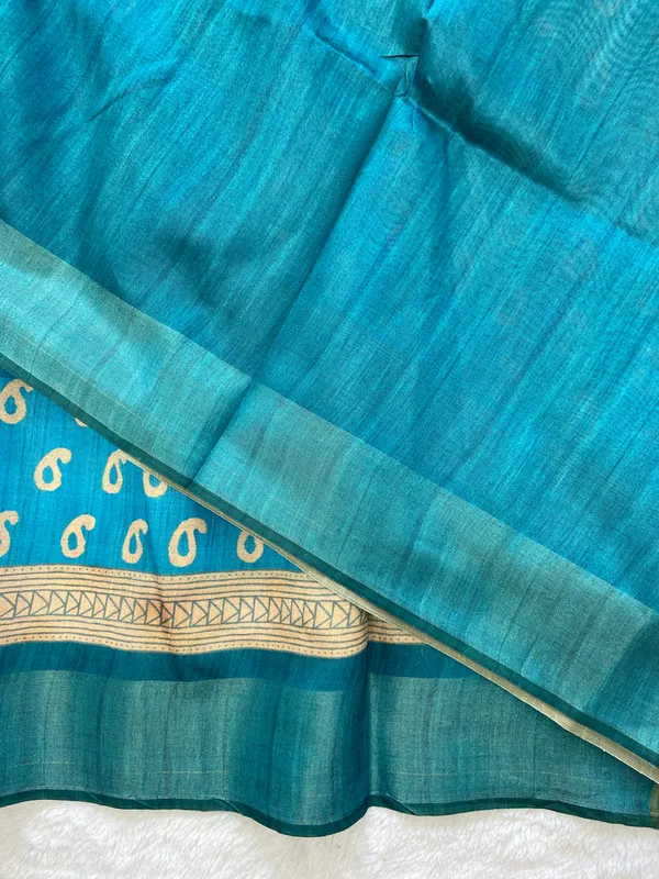 Mahika_Rama_Green_–_Navratri_Special_|_Soft_Tussar_Silk_Saree_with_Print,_Border_&_Contrast_Print_Blouse_with_Tassels
