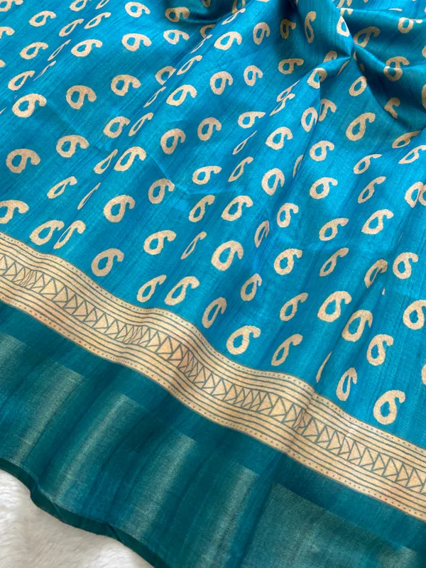 Mahika_Rama_Green_–_Navratri_Special_|_Soft_Tussar_Silk_Saree_with_Print,_Border_&_Contrast_Print_Blouse_with_Tassels