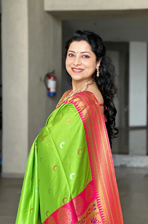 Rajeshri_Parrot_Green_–_Royal_Wedding_Special_|_Premium_Soft_Paithani_Silk_Saree_with_Weaving_Pattern,_Rich_Pallu_&_Border_&_Weaving_Blouse