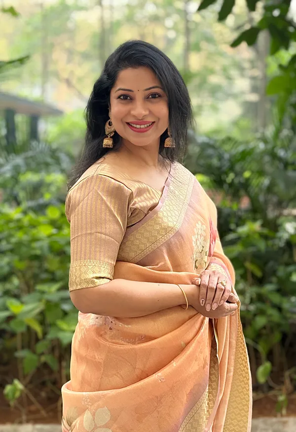Soft_Tissue_Silk_sarees_with_Beautiful_Digital_Print_With_Attractive_Border_&_Rich_Pallu_With_Sequence_And_Contrast_Print_Blouse_With_Tassels