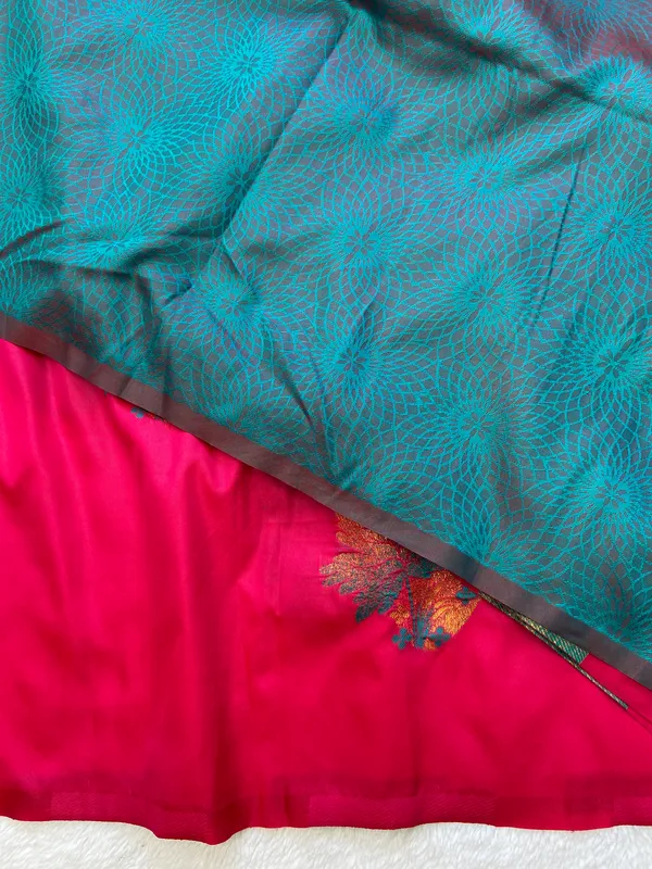 Premium_Soft_Silk_sarees_with_Beautiful_Weaving_Zari_With_Attractive_Two_Tone_Design_And_Weaving_Design_Blouse_With_Tassels