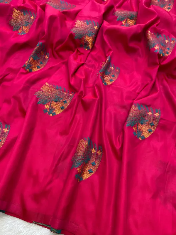 Premium_Soft_Silk_sarees_with_Beautiful_Weaving_Zari_With_Attractive_Two_Tone_Design_And_Weaving_Design_Blouse_With_Tassels