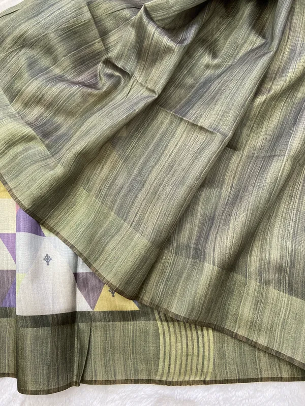 Soft_Tussar_Silk_sarees_with_Beautiful_Print_With_Attractive_Border_And_Contrast_Print_Blouse_With_Tassels