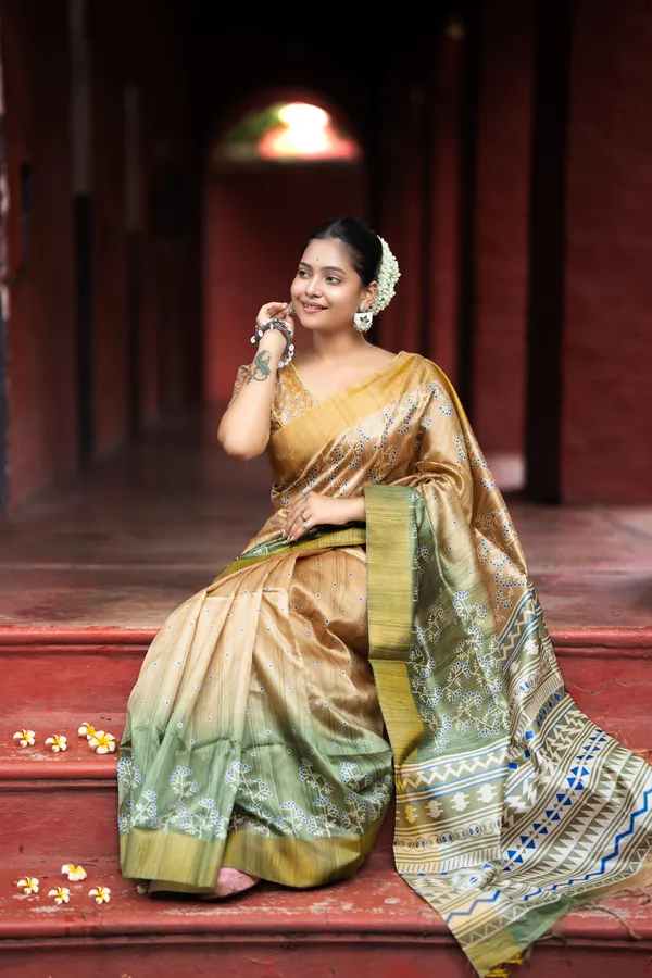 Soft_Tussar_Silk_sarees_with_Beautiful_Print_With_Attractive_Border_And_Contrast_Print_Blouse_With_Tassels