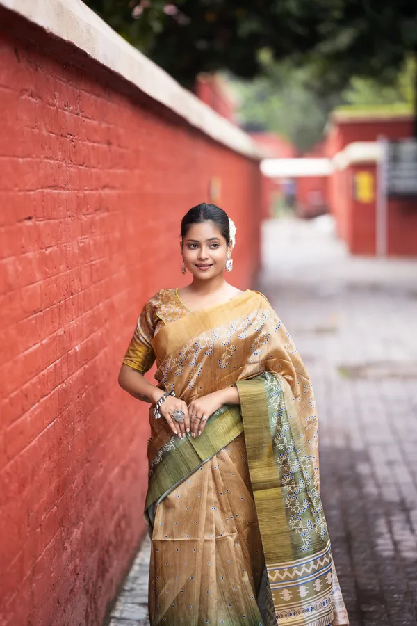 Soft_Tussar_Silk_sarees_with_Beautiful_Print_With_Attractive_Border_And_Contrast_Print_Blouse_With_Tassels