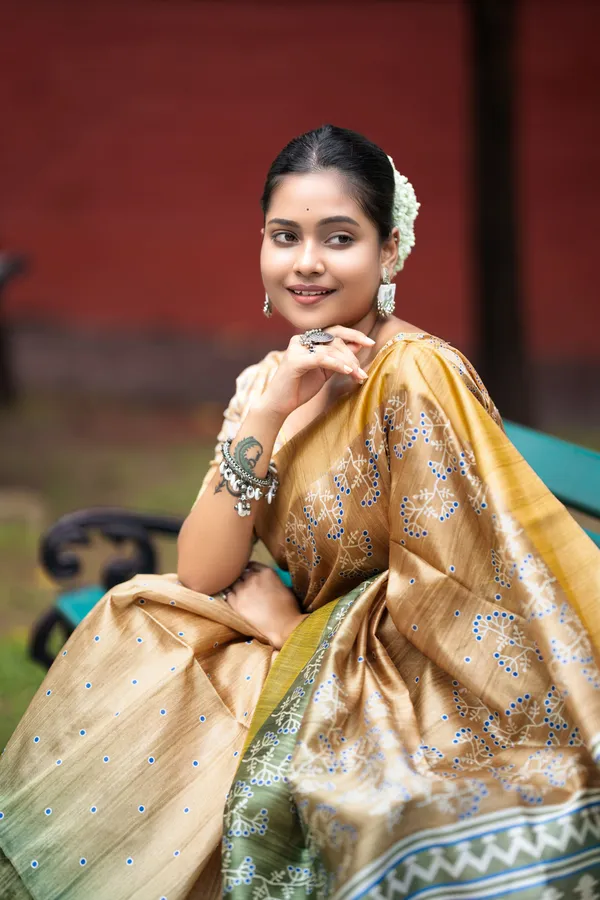 Soft_Tussar_Silk_sarees_with_Beautiful_Print_With_Attractive_Border_And_Contrast_Print_Blouse_With_Tassels