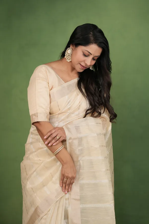 Soft_Linen_Cotton_Silk_sarees_with_Beautiful_Weaving__Zari_Butti_Design_With_Attractive_Border_&_Rich_Pallu__And_Running__Plain_Blouse_With_Tassels