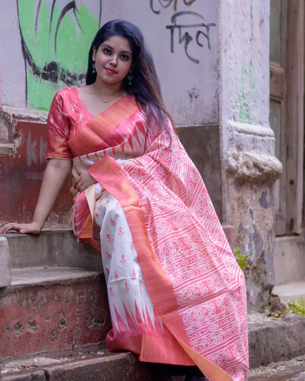 Soft_Tussar_Silk_sarees_with_Beautiful_Print_With_Attractive_Border_And_Contrast_Print_Blouse_With_Tassels