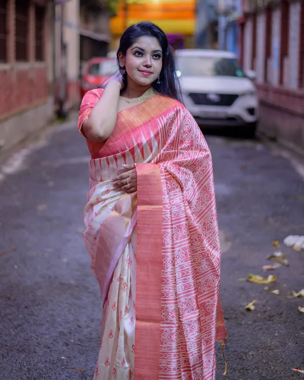 Soft_Tussar_Silk_sarees_with_Beautiful_Print_With_Attractive_Border_And_Contrast_Print_Blouse_With_Tassels