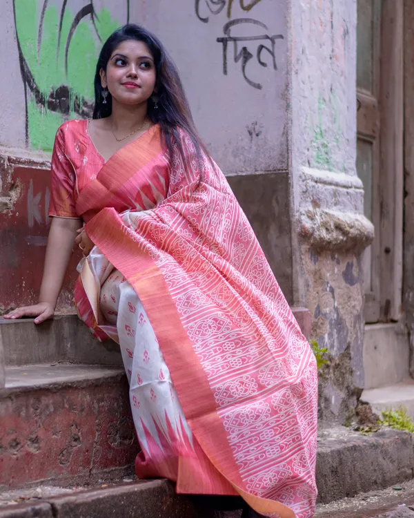 Soft_Tussar_Silk_sarees_with_Beautiful_Print_With_Attractive_Border_And_Contrast_Print_Blouse_With_Tassels