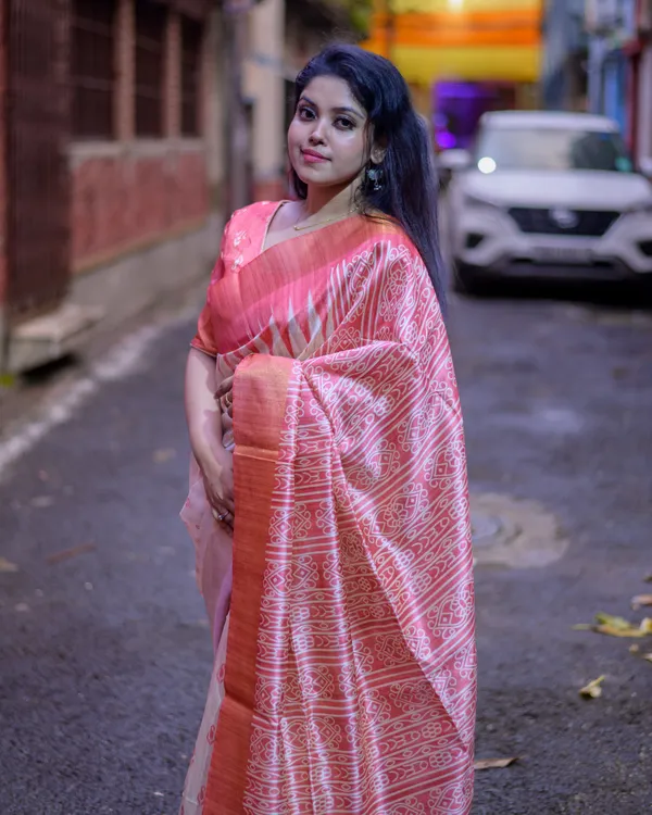 Soft_Tussar_Silk_sarees_with_Beautiful_Print_With_Attractive_Border_And_Contrast_Print_Blouse_With_Tassels