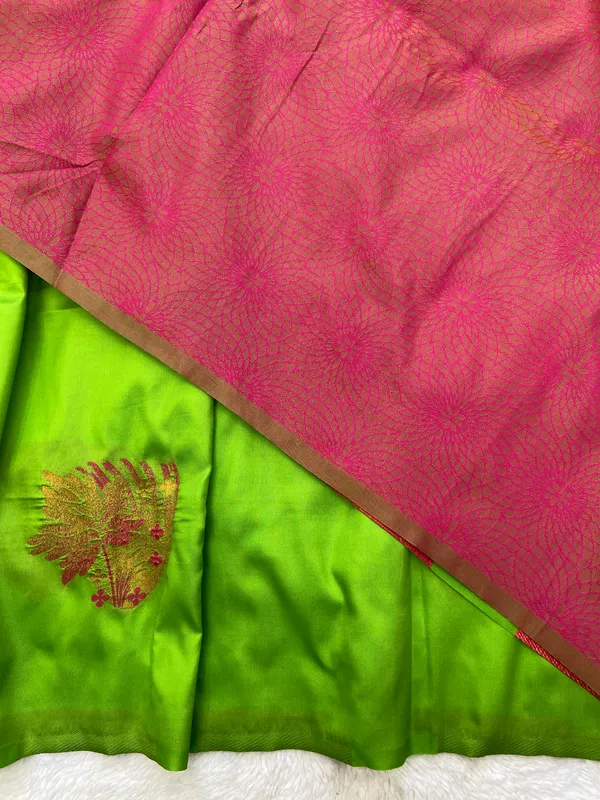 Kalyani_Parrot_Green_–_Auspicious_Wedding_Special_|_Premium_Soft_Silk_Saree_with_Weaving_Zari,_Two_Tone_Design_&_Weaving_Design_Blouse_with_Tassels