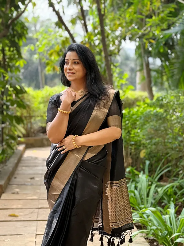 Soft_Tissue_cotton_Silk_sarees_with_Beautiful_Weaving_With_Attractive_Border_&_Rich_Pallu_With_Sequence_And_Running_Blouse_With_Tassels