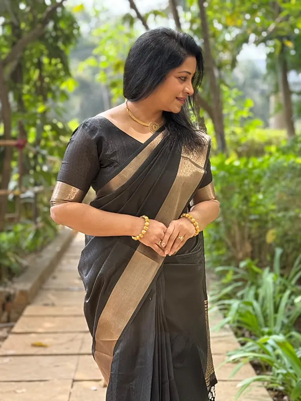 Soft_Tissue_cotton_Silk_sarees_with_Beautiful_Weaving_With_Attractive_Border_&_Rich_Pallu_With_Sequence_And_Running_Blouse_With_Tassels