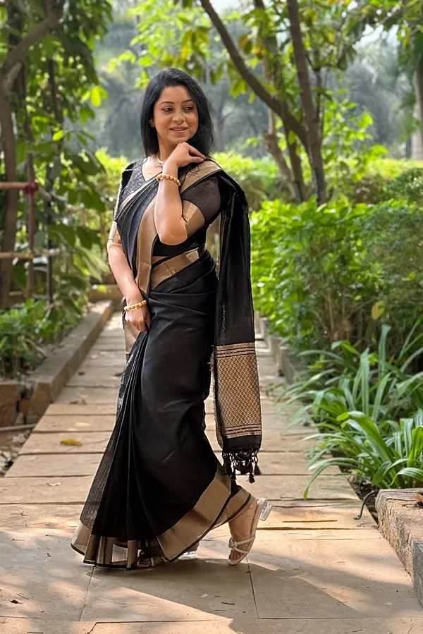 Soft_Tissue_cotton_Silk_sarees_with_Beautiful_Weaving_With_Attractive_Border_&_Rich_Pallu_With_Sequence_And_Running_Blouse_With_Tassels