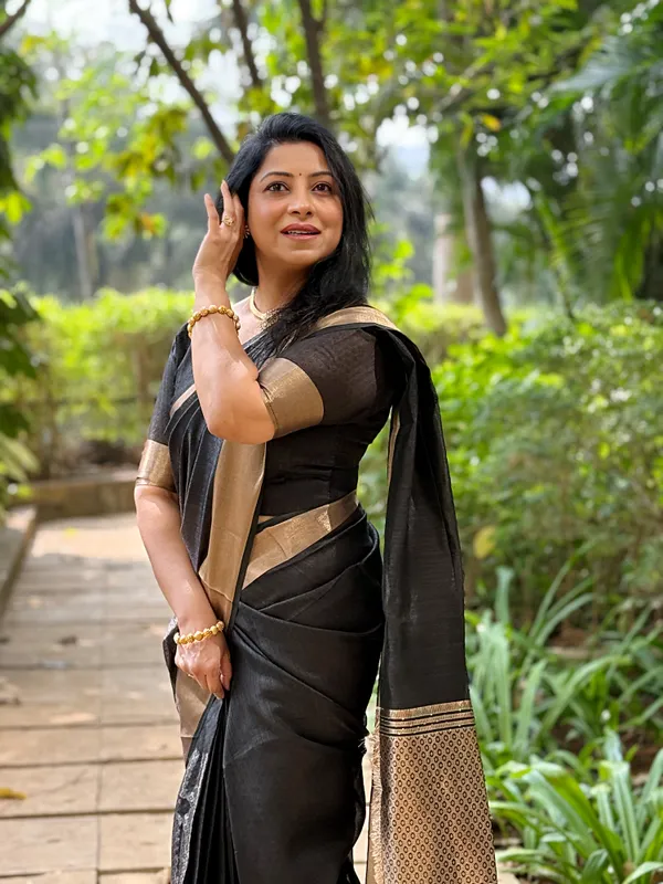 Soft_Tissue_cotton_Silk_sarees_with_Beautiful_Weaving_With_Attractive_Border_&_Rich_Pallu_With_Sequence_And_Running_Blouse_With_Tassels