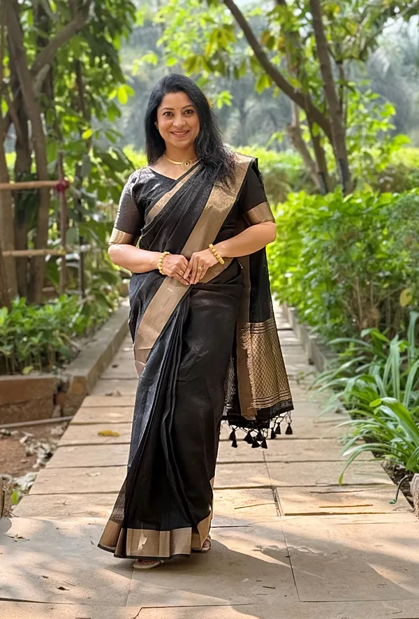 Soft_Tissue_cotton_Silk_sarees_with_Beautiful_Weaving_With_Attractive_Border_&_Rich_Pallu_With_Sequence_And_Running_Blouse_With_Tassels