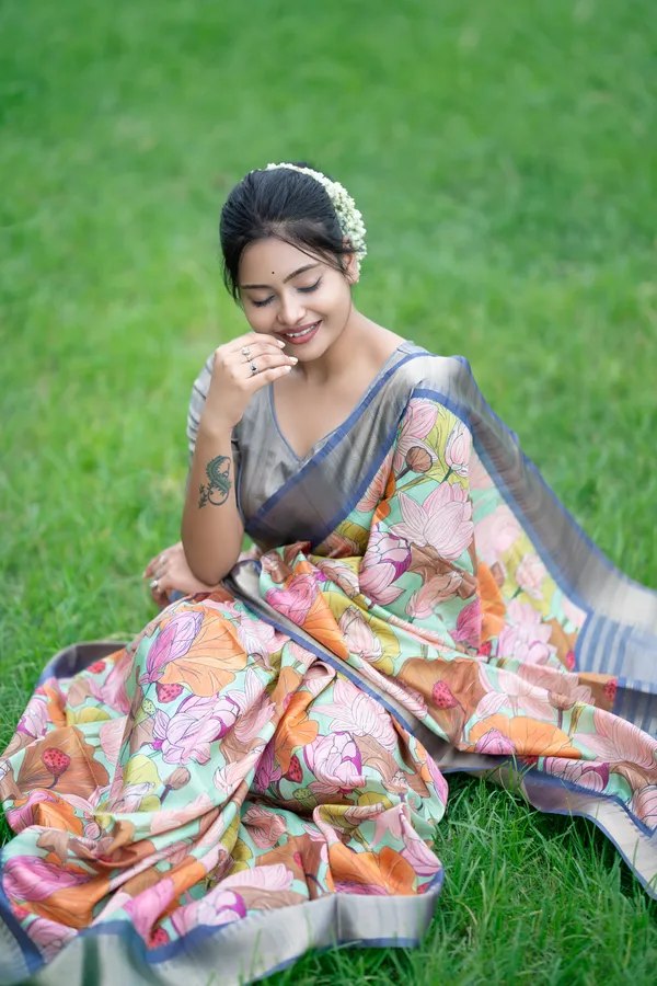Vedanshi_Grey_–_Aesthetic_Edit_for_You_|_Premium_Tussar_Silk_Saree_with_Digital_Print,_Rich_Zari_Pallu_&_Zari_Weaving_Border_&_Contrast_Print_Blouse