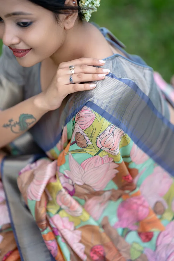 Vedanshi_Grey_–_Aesthetic_Edit_for_You_|_Premium_Tussar_Silk_Saree_with_Digital_Print,_Rich_Zari_Pallu_&_Zari_Weaving_Border_&_Contrast_Print_Blouse