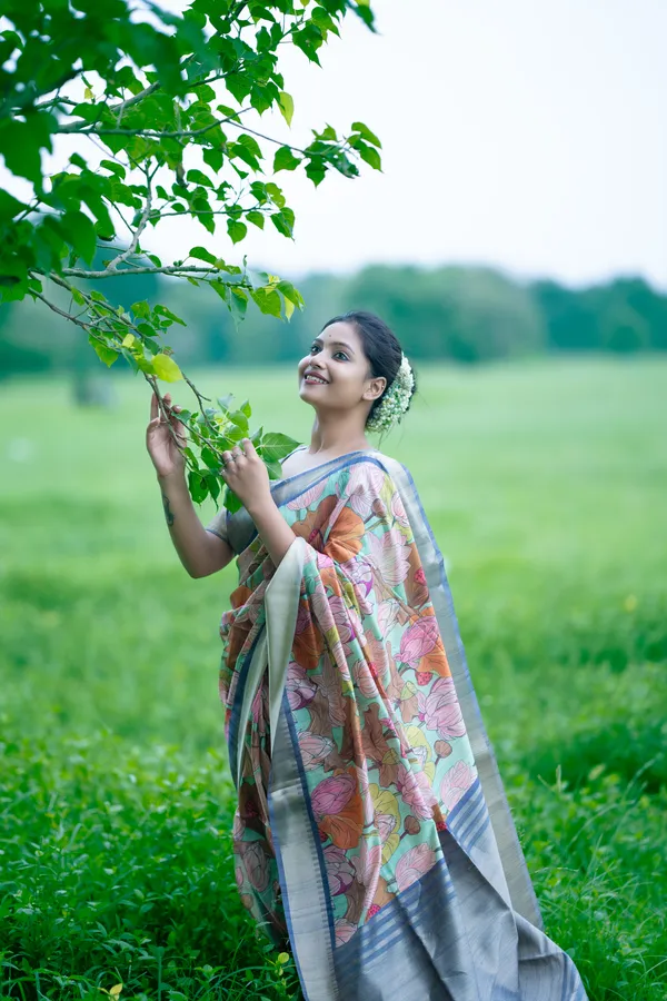 Vedanshi_Grey_–_Aesthetic_Edit_for_You_|_Premium_Tussar_Silk_Saree_with_Digital_Print,_Rich_Zari_Pallu_&_Zari_Weaving_Border_&_Contrast_Print_Blouse