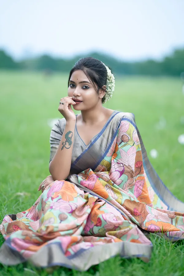 Vedanshi_Grey_–_Aesthetic_Edit_for_You_|_Premium_Tussar_Silk_Saree_with_Digital_Print,_Rich_Zari_Pallu_&_Zari_Weaving_Border_&_Contrast_Print_Blouse