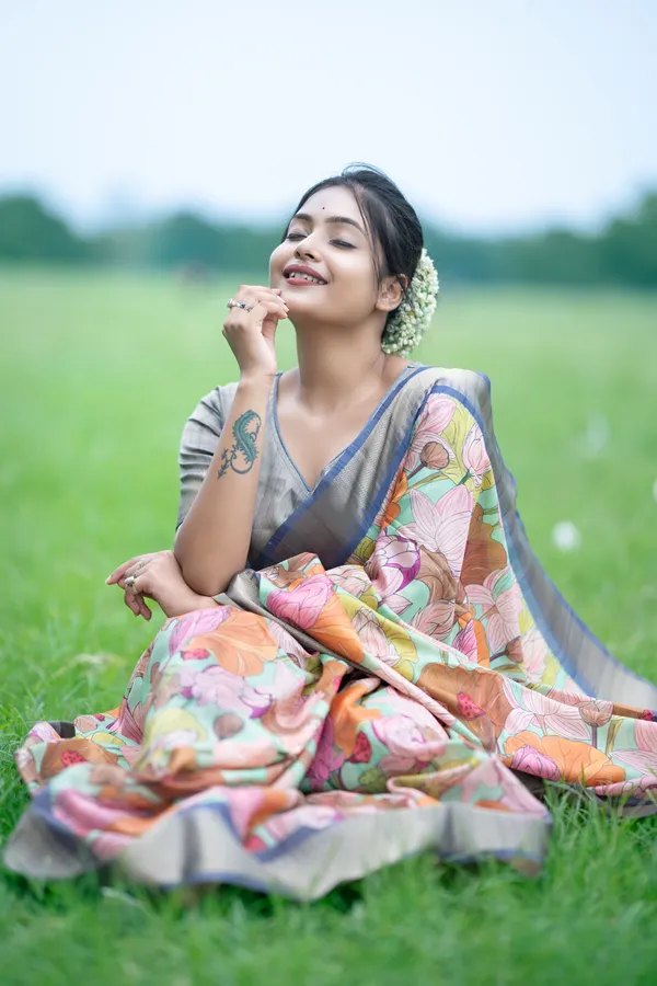 Vedanshi_Grey_–_Aesthetic_Edit_for_You_|_Premium_Tussar_Silk_Saree_with_Digital_Print,_Rich_Zari_Pallu_&_Zari_Weaving_Border_&_Contrast_Print_Blouse
