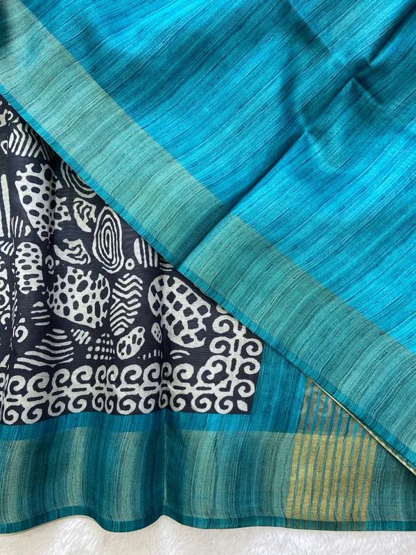 Deepali_Rama_Green_–_Row_of_Lamps_Diwali_Special_|_Soft_Tussar_Silk_Saree_with_Print,_Border_&_Contrast_Print_Blouse_with_Tassels