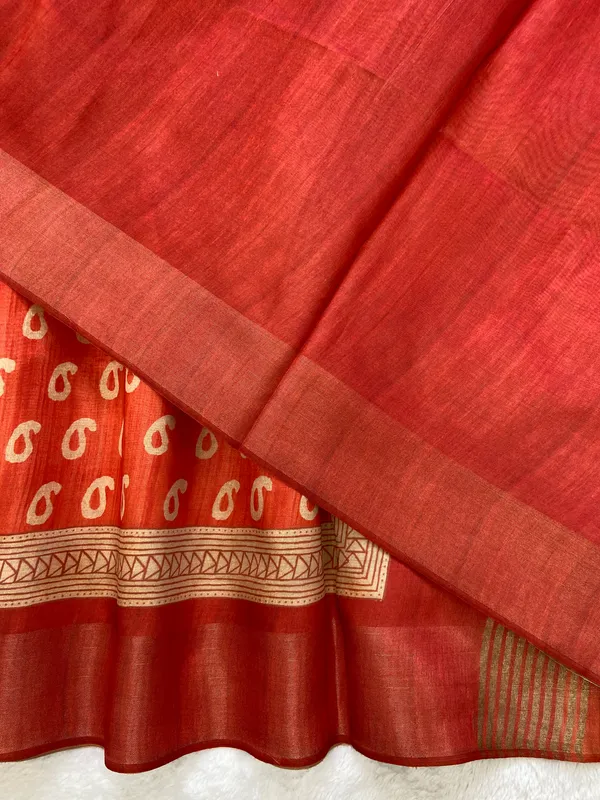 Soft_Tussar_Silk_sarees_with_Beautiful_Print_With_Attractive_Border_And_Contrast_Print_Blouse_With_Tassels