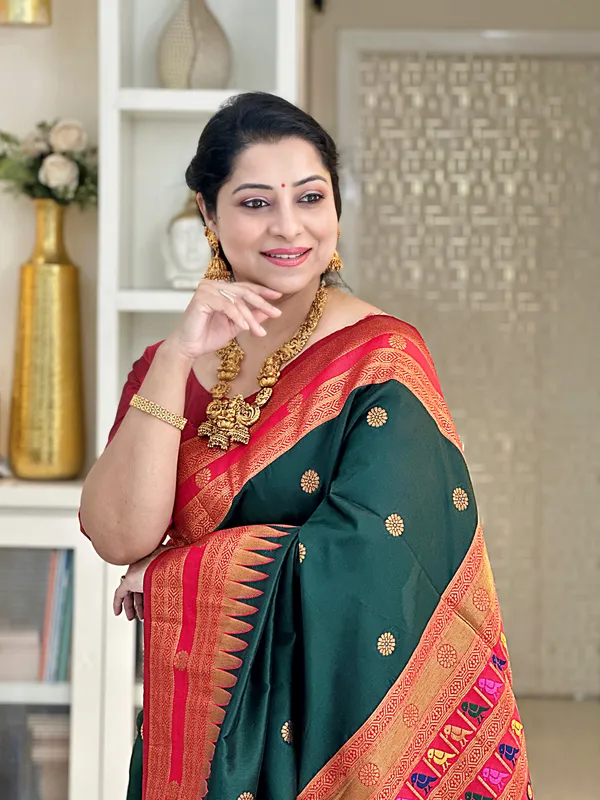 Damyanti_Green_–_Legendary_Wedding_Special_|_Premium_Soft_Paithani_Silk_Saree_with_Weaving_Pattern,_Rich_Pallu_&_Border_&_Weaving_Blouse_with_Tassels