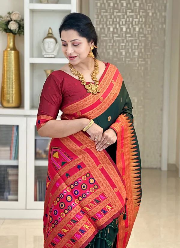Damyanti_Green_–_Legendary_Wedding_Special_|_Premium_Soft_Paithani_Silk_Saree_with_Weaving_Pattern,_Rich_Pallu_&_Border_&_Weaving_Blouse_with_Tassels