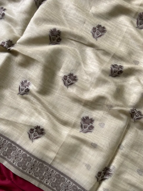 Divyanshi_Cream_–_Divine_Wedding_Special_|_Premium_Soft_Muga_Cotton_Saree_with_Colourful_Digital_Weaving_Work_Pallu,_Resham_Weaving_Border