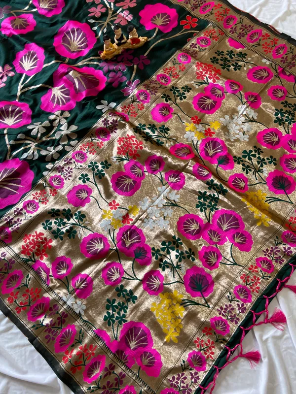 Premium_Soft_Silk_sarees_with_Beautiful_Pallu_Weaving_Zari_With_Attractive_Flower_Design_And_Weaving_Design_Blouse_With_Tassels