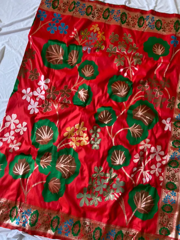Premium_Soft_Silk_sarees_with_Beautiful_Pallu_Weaving_Zari_With_Attractive_Flower_Design_And_Weaving_Design_Blouse_With_Tassels