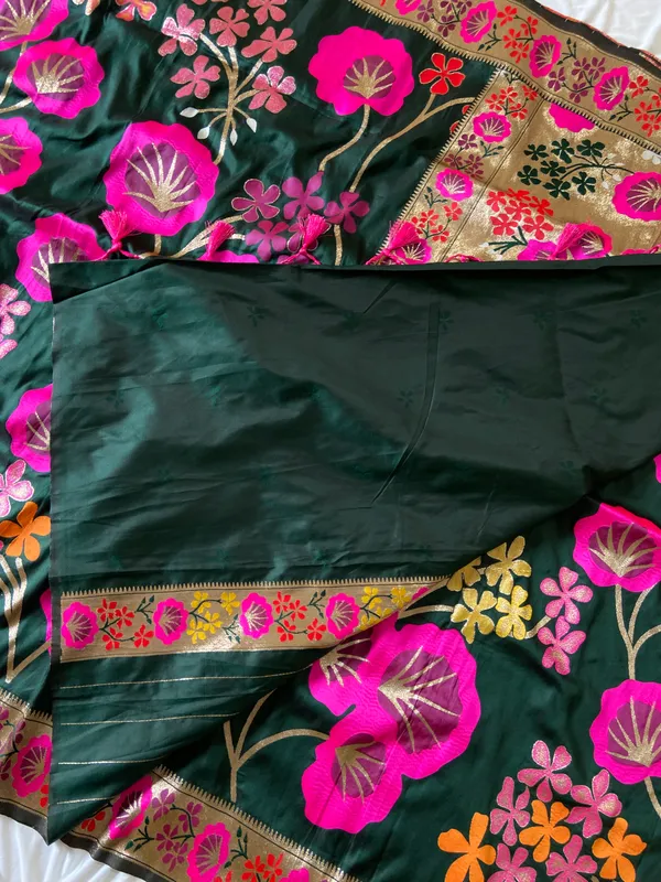Premium_Soft_Silk_sarees_with_Beautiful_Pallu_Weaving_Zari_With_Attractive_Flower_Design_And_Weaving_Design_Blouse_With_Tassels