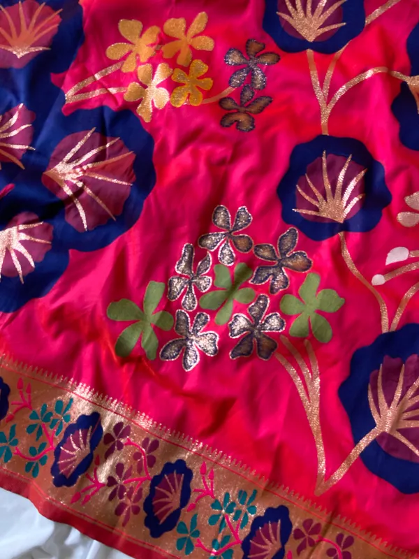 Premium_Soft_Silk_sarees_with_Beautiful_Pallu_Weaving_Zari_With_Attractive_Flower_Design_And_Weaving_Design_Blouse_With_Tassels