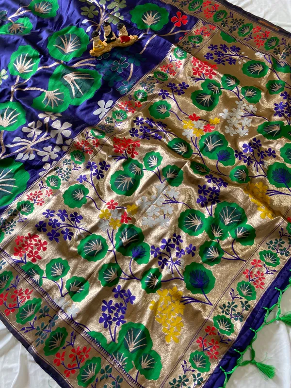 Premium_Soft_Silk_sarees_with_Beautiful_Pallu_Weaving_Zari_With_Attractive_Flower_Design_And_Weaving_Design_Blouse_With_Tassels