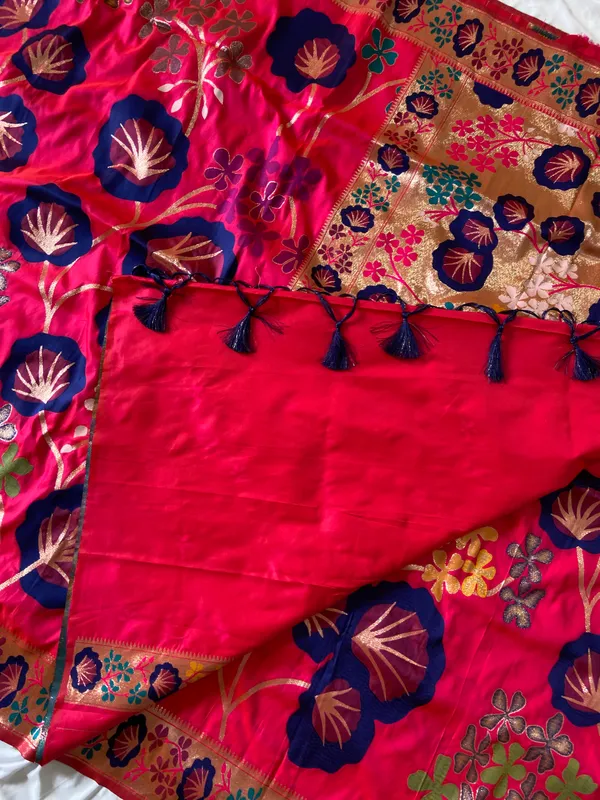 Premium_Soft_Silk_sarees_with_Beautiful_Pallu_Weaving_Zari_With_Attractive_Flower_Design_And_Weaving_Design_Blouse_With_Tassels