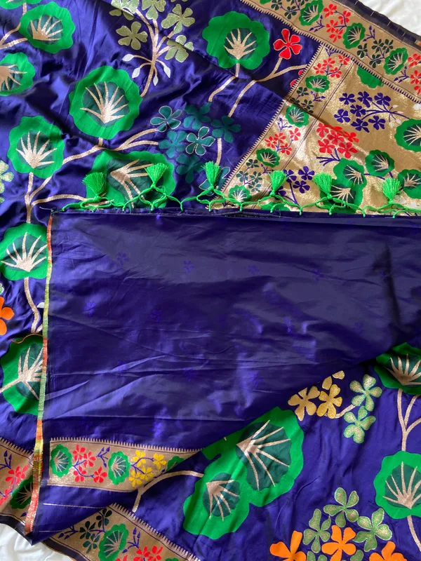 Premium_Soft_Silk_sarees_with_Beautiful_Pallu_Weaving_Zari_With_Attractive_Flower_Design_And_Weaving_Design_Blouse_With_Tassels