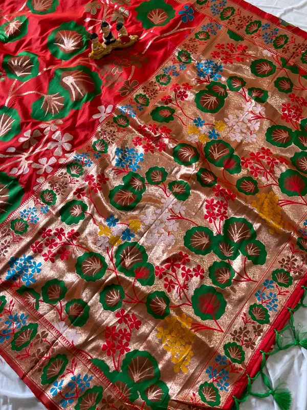 Premium_Soft_Silk_sarees_with_Beautiful_Pallu_Weaving_Zari_With_Attractive_Flower_Design_And_Weaving_Design_Blouse_With_Tassels