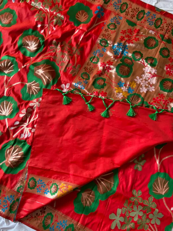 Premium_Soft_Silk_sarees_with_Beautiful_Pallu_Weaving_Zari_With_Attractive_Flower_Design_And_Weaving_Design_Blouse_With_Tassels
