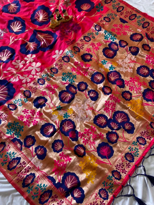Premium_Soft_Silk_sarees_with_Beautiful_Pallu_Weaving_Zari_With_Attractive_Flower_Design_And_Weaving_Design_Blouse_With_Tassels