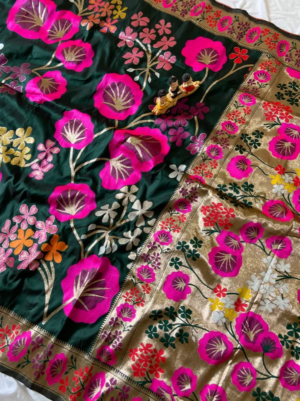 Premium_Soft_Silk_sarees_with_Beautiful_Pallu_Weaving_Zari_With_Attractive_Flower_Design_And_Weaving_Design_Blouse_With_Tassels