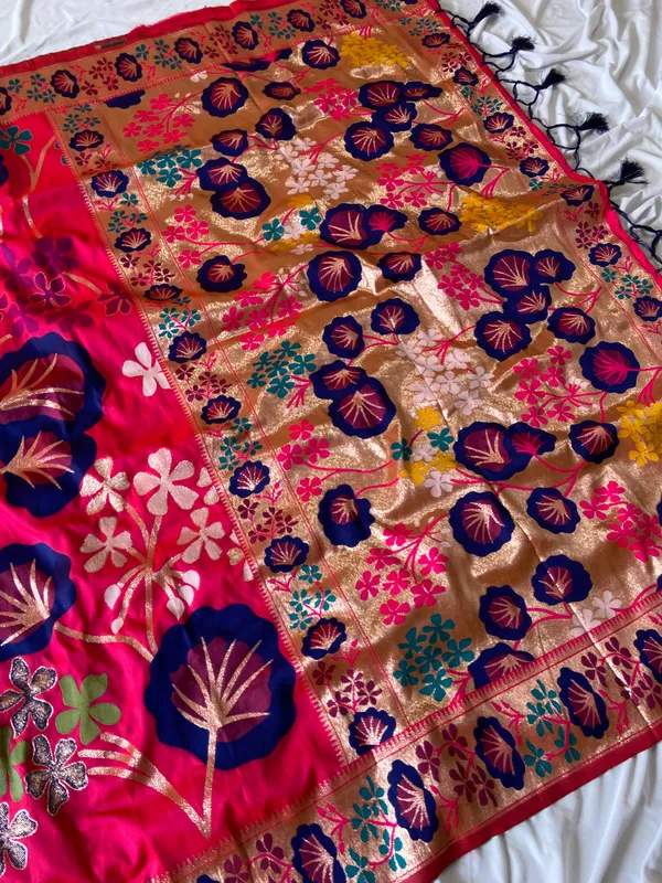 Premium_Soft_Silk_sarees_with_Beautiful_Pallu_Weaving_Zari_With_Attractive_Flower_Design_And_Weaving_Design_Blouse_With_Tassels
