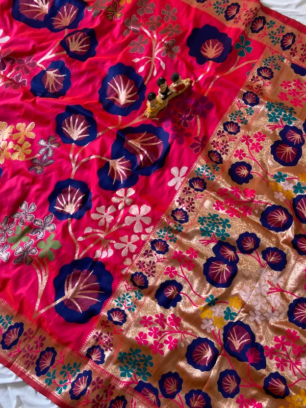 Premium_Soft_Silk_sarees_with_Beautiful_Pallu_Weaving_Zari_With_Attractive_Flower_Design_And_Weaving_Design_Blouse_With_Tassels
