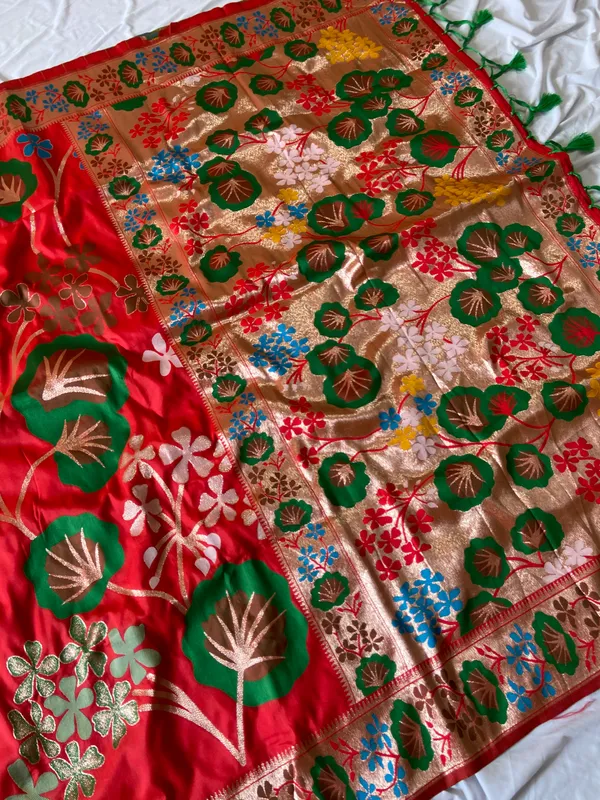 Premium_Soft_Silk_sarees_with_Beautiful_Pallu_Weaving_Zari_With_Attractive_Flower_Design_And_Weaving_Design_Blouse_With_Tassels