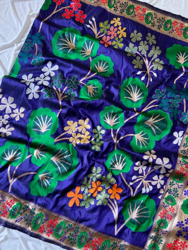 Premium_Soft_Silk_sarees_with_Beautiful_Pallu_Weaving_Zari_With_Attractive_Flower_Design_And_Weaving_Design_Blouse_With_Tassels