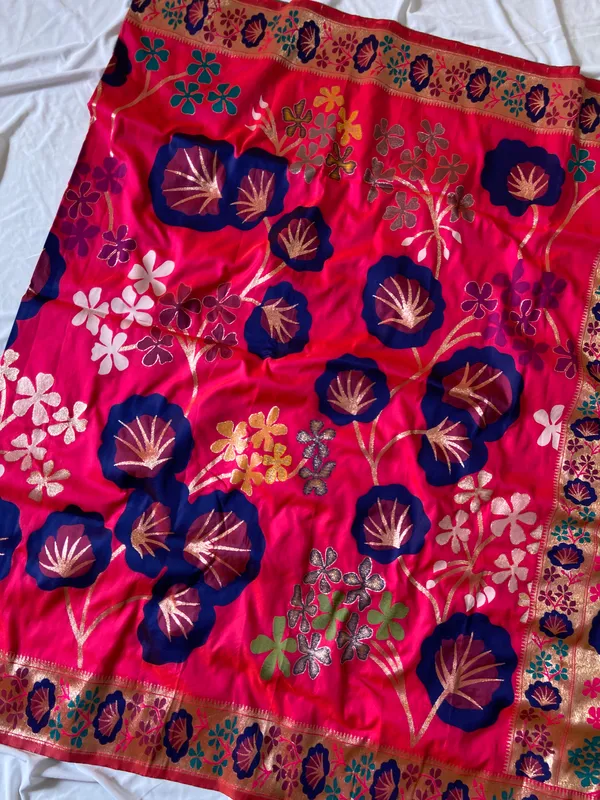 Premium_Soft_Silk_sarees_with_Beautiful_Pallu_Weaving_Zari_With_Attractive_Flower_Design_And_Weaving_Design_Blouse_With_Tassels