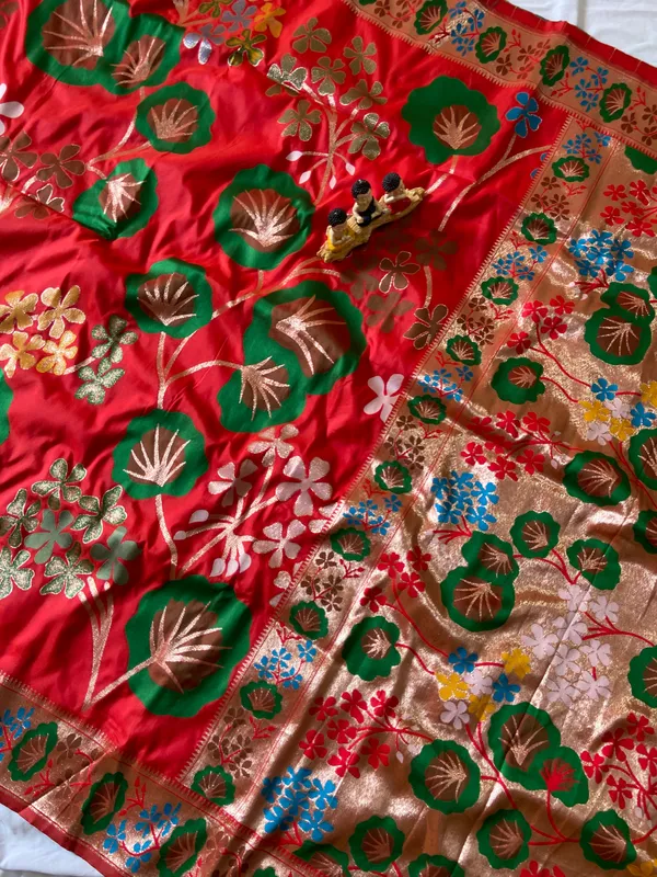 Premium_Soft_Silk_sarees_with_Beautiful_Pallu_Weaving_Zari_With_Attractive_Flower_Design_And_Weaving_Design_Blouse_With_Tassels