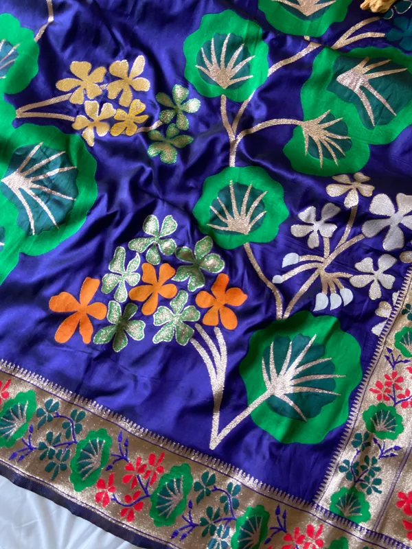 Premium_Soft_Silk_sarees_with_Beautiful_Pallu_Weaving_Zari_With_Attractive_Flower_Design_And_Weaving_Design_Blouse_With_Tassels