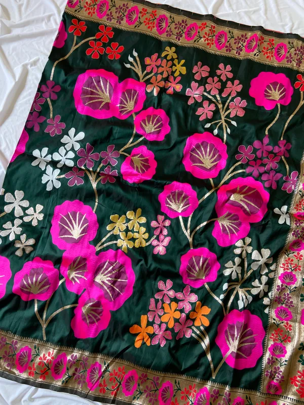 Premium_Soft_Silk_sarees_with_Beautiful_Pallu_Weaving_Zari_With_Attractive_Flower_Design_And_Weaving_Design_Blouse_With_Tassels